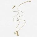 Collana dorata con ciondolo a lettera L maiuscola e perla bianca a goccia elegante - Collana Lettera L