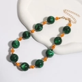 Grote donkergroene marmeren kralenketting met oranje accenten en gouden metalen ketting - KC Goud / Pauwengroen
