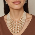 Collier élégant à cinq rangs de perles crème avec billes dorées et boucles d'oreilles - Blanc (3110)