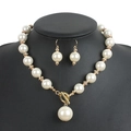 Set di gioielli con perle con collana e orecchini su manichino da collo nero - Bianco avorio