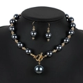 Elegante set di gioielli con perle sintetiche grigio scuro, collana e orecchini - Grigio