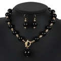 Elegante set collana e orecchini di perle nere con chiusura a ginocchiera dorata - Nero