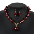 Set gioielli con perle rosso intenso, collana con chiusura oro e orecchini abbinati - Borgogna