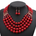 Elegante rode faux parelketting met vijf lagen en bijpassende oorbellen op buste - Rood