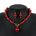 Elegante set di gioielli con perle rosse, collana e orecchini con dettagli dorati - Rosso