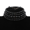 Fünfreihiges schwarzes Perlen-Choker-Set mit passenden goldfarbenen Ohrringen - Schwarz