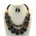 Set collana a più strati e orecchini con perline marroni e grigie e oro - Nero
