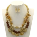 Set collana boho a tre strati con perline gialle e marroni su modello bianco - Bianco avorio