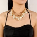 Collier de perles multicouche exagéré avec chaînes dorées porté par modèle - Blanc (6430)
