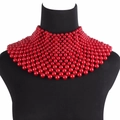 Collar de pechera tejido con perlas rojas multicapa exagerado en maniquí de moda negro - Rojo