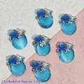 Detailansicht der blauen Katzenauge-Blumenanhänger mit Silberrand, Größe 21x16x8mm - Katzenaugenstein Blume Anhänger (G199)