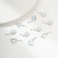Detaillierte Makroansicht von silbernem Planetenanhänger mit blauem Opal-Harz - Planet Anhänger (G191)