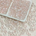 Vue macro de perles de verre translucides rose clair pour la création de bijoux - 6mm / Perle de verre crémeuse (A86) / Rose