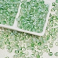 Gros plan de perles de verre vert clair translucides pour bijoux DIY et colliers - Perle de verre crémeuse (A93)