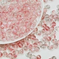 Vue macro de perles en verre translucide rose de 8mm pour la création de bijoux DIY - Perle de verre crémeuse (A73)