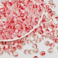 Détail macro de perles en verre marbré rouge et blanc pour bijoux DIY et colliers - Perle de verre crémeuse (A75)