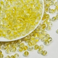 Vue macro de perles de verre jaune translucide 6/8mm pour la création de bijoux DIY - Perle de verre crémeuse (A77)