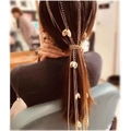 Detalle de cadena de pelo dorada multicapa con conchas decorativas en una coleta - Set de Cadena de Cabello con Concha y Borla (Set 2A3B)