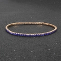 Detailansicht des elastischen Armbands in Roségold mit dunkelblauen Strasssteinen - Blau