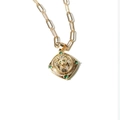 Collier à pendentif tête de lion dorée avec pierres vertes et chaîne trombone - Style Tête de Lion 1 (19130-1)