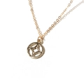 Dettaglio di un ciondolo circolare dorato con un design a stella a quattro punte traforata - Anello a Stella a Quattro Punte Svuotato Oro (20400-4)