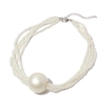 Détail d'un collier de perles multicouches avec une grande perle centrale et un fermoir - Blanc