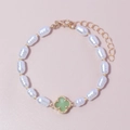 Bracciale di perle barocche con ciondolo a quadrifoglio verde e dettagli dorati - verde gelatina