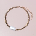 Verstellbares goldenes Perlenarmband mit großer Barockperle und Karabinerverschluss - Facettierte Metallperlen Barockperlenstil (BR1760-6)