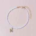 Elegantes weißes Perlenarmband mit goldenem Buchstaben N Anhänger und Verschlussglied - Buchstabe N Anhänger Perlenstil (BR1760-8)