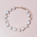 Vintage Armband mit goldenen Perlen und weißen unregelmäßigen Muschelelementen für Damen - Unregelmäßiges Weißes Flocken Armband (BR1770-8)