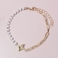 Asymmetrisches Armband mit weißen Perlen, Goldkette und einem Sternanhänger - Perlen- Und Goldkette Mit Sternenschmuck (BR1770-9)