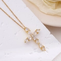 Kruishanger ketting in goudkleurige afwerking met heldere zirkonia stenen - Heldere Druppelvormige Zirkonia Kruis Stijl (A1002)