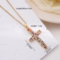 Kruishanger ketting in gouden afwerking met levendige meerkleurige zirkoonstenen - Kleurrijke Baguette Zirkonia Kruis Stijl (A1006)