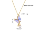 Collar de titanio con mariposa púrpura, perlas y circonitas en acabado dorado - Estilo Mariposa Púrpura Oro (A2167)