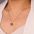 Elegante collana a cuore d'oro con rubino rosso indossata da una modella raffinata - Rosso (Cuore 2208)