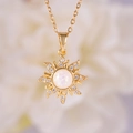 Collar de sol bañado en oro con ópalo blanco central y micropavé de circonitas - Forma de Sol (2258) / Blanco Leche Dorado (2258)