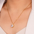 Collana a cuore vintage con zircone portafortuna su catena dorata indossata da una modella - Trasparente/Bianco (Cuore 2210)