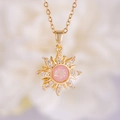 Collar de colgante de sol dorado con ópalo rosa central y brillantes circonitas blancas - Forma de Sol (2260) / Rosa Dorado (2260)