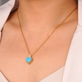 Collana dorata con ciondolo a cuore in turchese blu e piccolo accento in zircone - Turchese/Blu Chiaro (Cuore 2211)