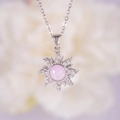 Collar de girasol plateado con colgante de opalo rosa y detalles de circonita blanca - Forma de Sol (2261) / Rosa Plateado (2261)