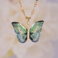 Collar con colgante de mariposa de resina en degradado azul verde y escamas doradas - Mariposa Multicolor (A2871) / Dorado