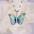 Collar colgante mariposa azul degradado con cristales brillantes en cadena plateada - Mariposa Multicolor (A2872) / Plateado