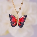 Collar dorado con colgante de mariposa en resina roja y negra y pequeños detalles de circón - Mariposa Multicolor (A2873) / Dorado