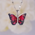 Collar con colgante de mariposa de resina de colores, alas rojas y negras con pan de oro - Mariposa Multicolor (A2874) / Plateado