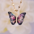 Collar con colgante de mariposa de resina colorida con brillo púrpura y cadena dorada - Mariposa Multicolor (A2875)