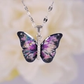 Collar con colgante de mariposa de resina con motivos de nebulosa y detalles de circón - Mariposa Multicolor (A2876)