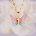Collar dorado con colgante de mariposa en resina degradada púrpura y rosa brillante - Mariposa Multicolor (A2877)