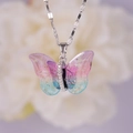 Collar con colgante de mariposa en resina degradada rosa y violeta con purpurina y pedrería - Mariposa Multicolor (A2878)