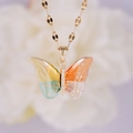 Collar de mariposa dorada con alas de resina degradada y cristales de circonita - Mariposa Multicolor (A2879)
