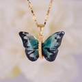 Collar de cadena dorada con colgante de mariposa azul con alas de resina de colores - Mariposa Multicolor (A2881)